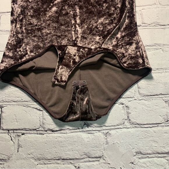 HONEY PUNCH Crushed Velvet Bodysuit Velvety Burgundy Brown - Picture 5 of 11